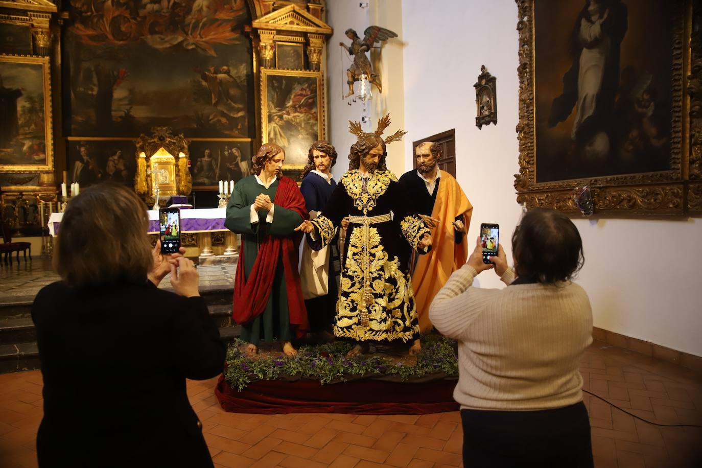 Los tres nuevos apóstoles junto al Señor de la Salud de Córdoba, en imágenes