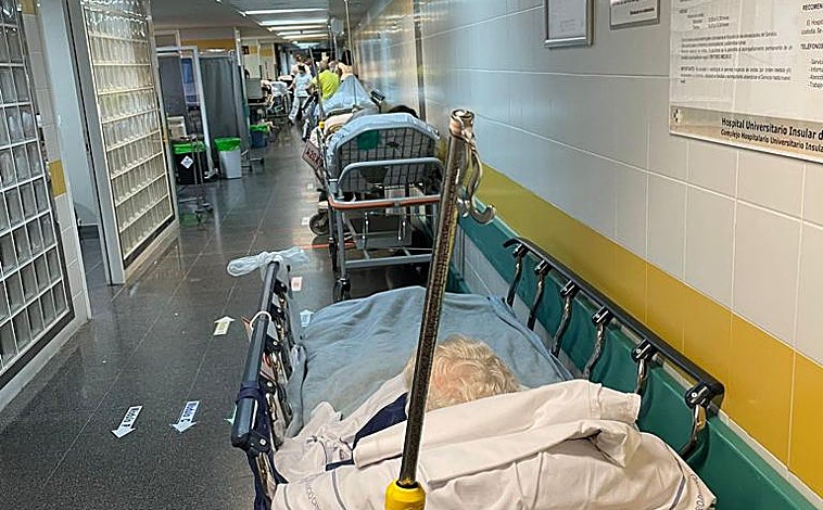 Imagen principal - Situación de colapso en las Urgencias canarias