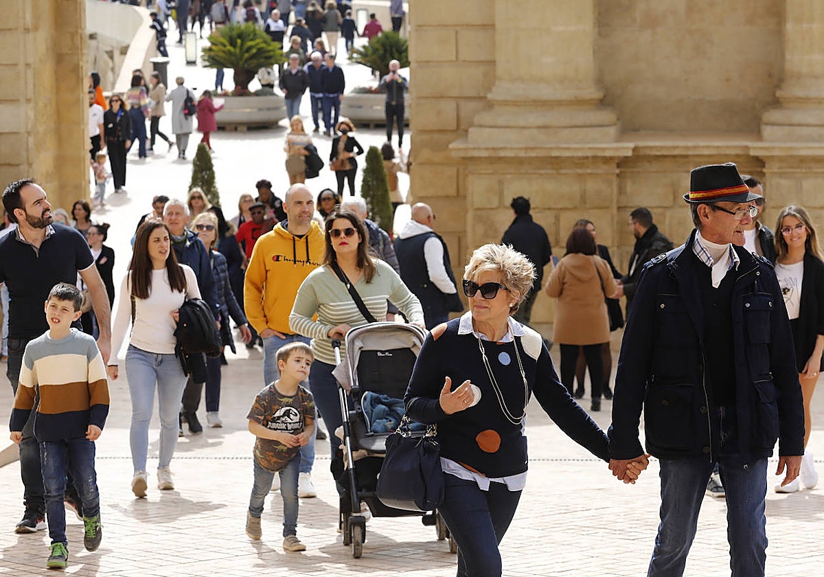 Ambiente turístico en la Puerta del Puente