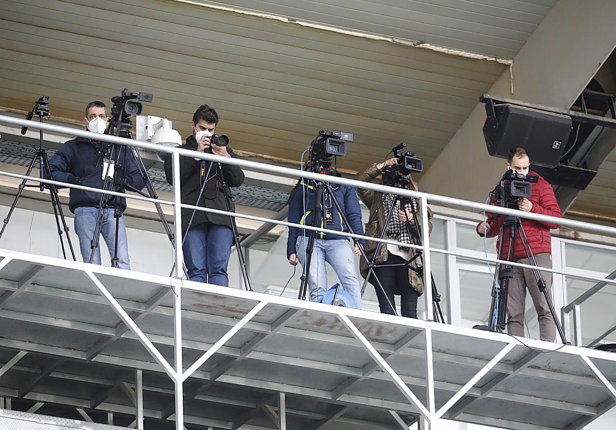 Varios operadores de cámara, en un partido del Córdoba CF en El Arcángel