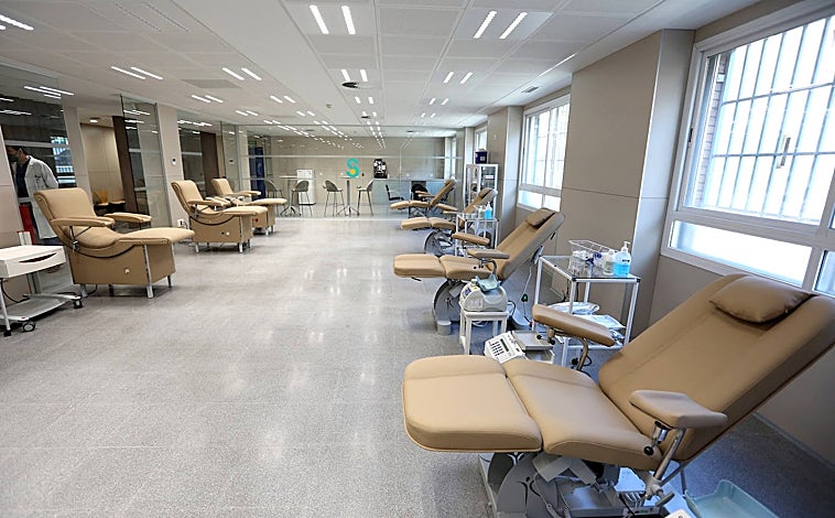 Imagen principal - Echa a andar el nuevo Centro Regional de Transfusión, tras el cierre definitivo del hospital Virgen de la Salud