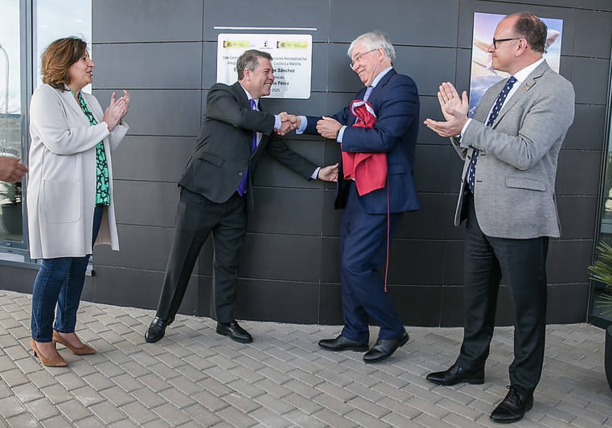 Emiliano García-Page estrecha la mano a José Manuel Tofiño