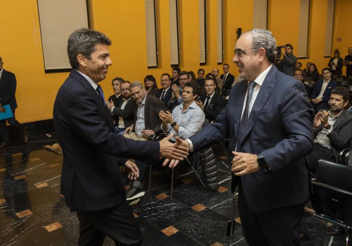 El presidente de Ineca, Nacho Almirola, saluda al presidente de la Diputación de Alicante, Carlos Mazón.
