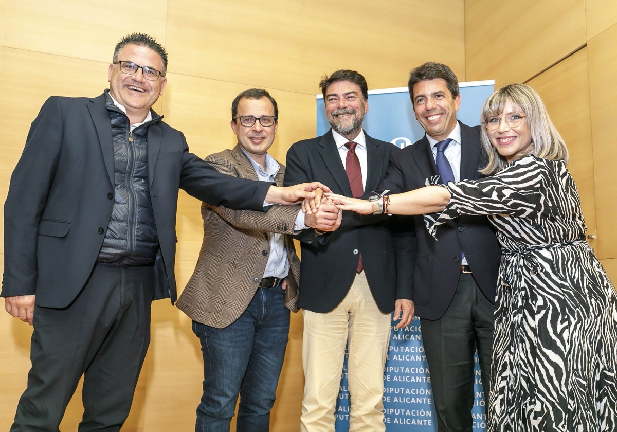 El alcalde y el presidente de la Diputación, Luis Barcala y Carlos Mazon, respectivamente (centro), en la presentación del concurso de anteproyectos del Centro de Congresos.