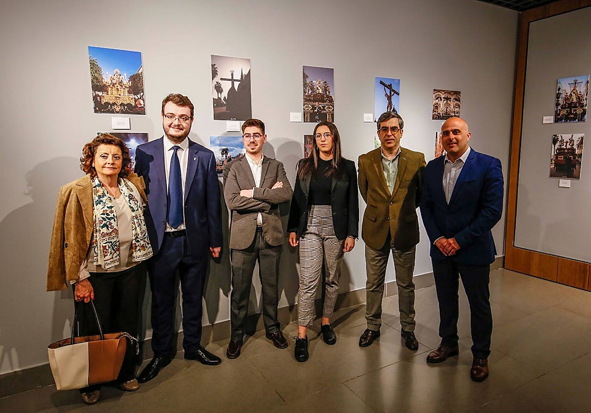 Los autores, con los responsables de la Fundación, en la inauguración