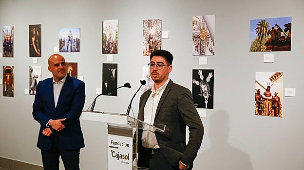 Uno de los autores, con las imágenes expuestas