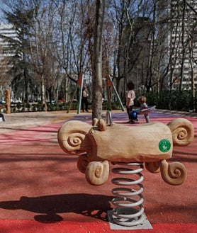 Imagen secundaria 2 - Arriba, los espacios verdes han crecido y se han plantado 300 árboles. Abajo, izq., carril-bici segregado y bidireccional. Derecha, zona de juegos infantiles