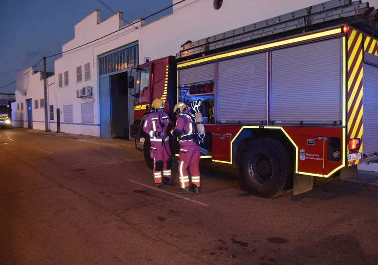 Arde de madrugada una fábrica galletera de Peñaranda de Bracamonte (Salamanca)