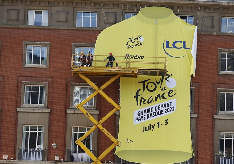 Bilbao calienta motores para la Gran Salida del Tour con un maillot amarillo gigante