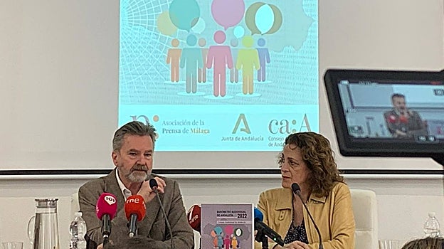 El presidente del Consejo Audiovisual, Domi del Postigo, junto a la presidenta de la Asociación de la Prensa de Málaga, Elena Blanco