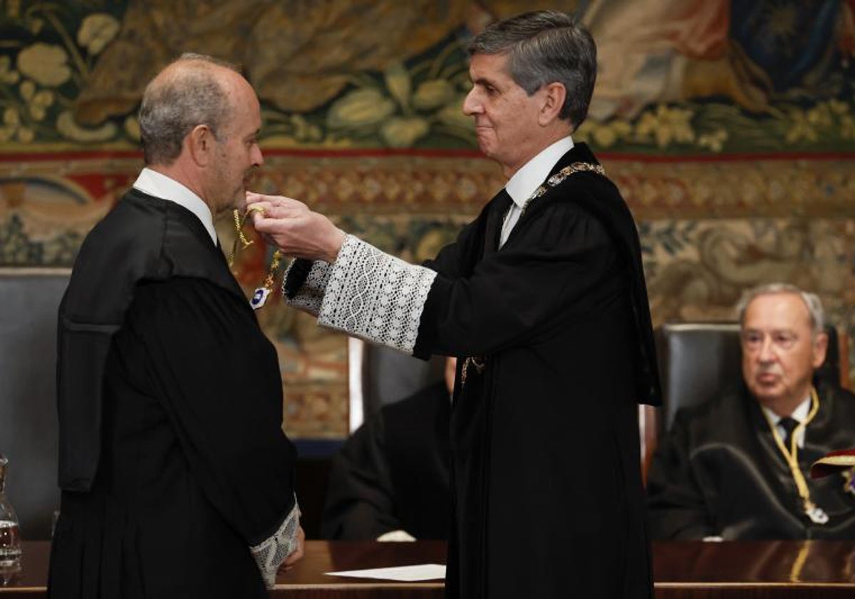 Juan Carlos Campo (i) junto al presidente del Tribunal Constitucional, Pedro González-Trevijano