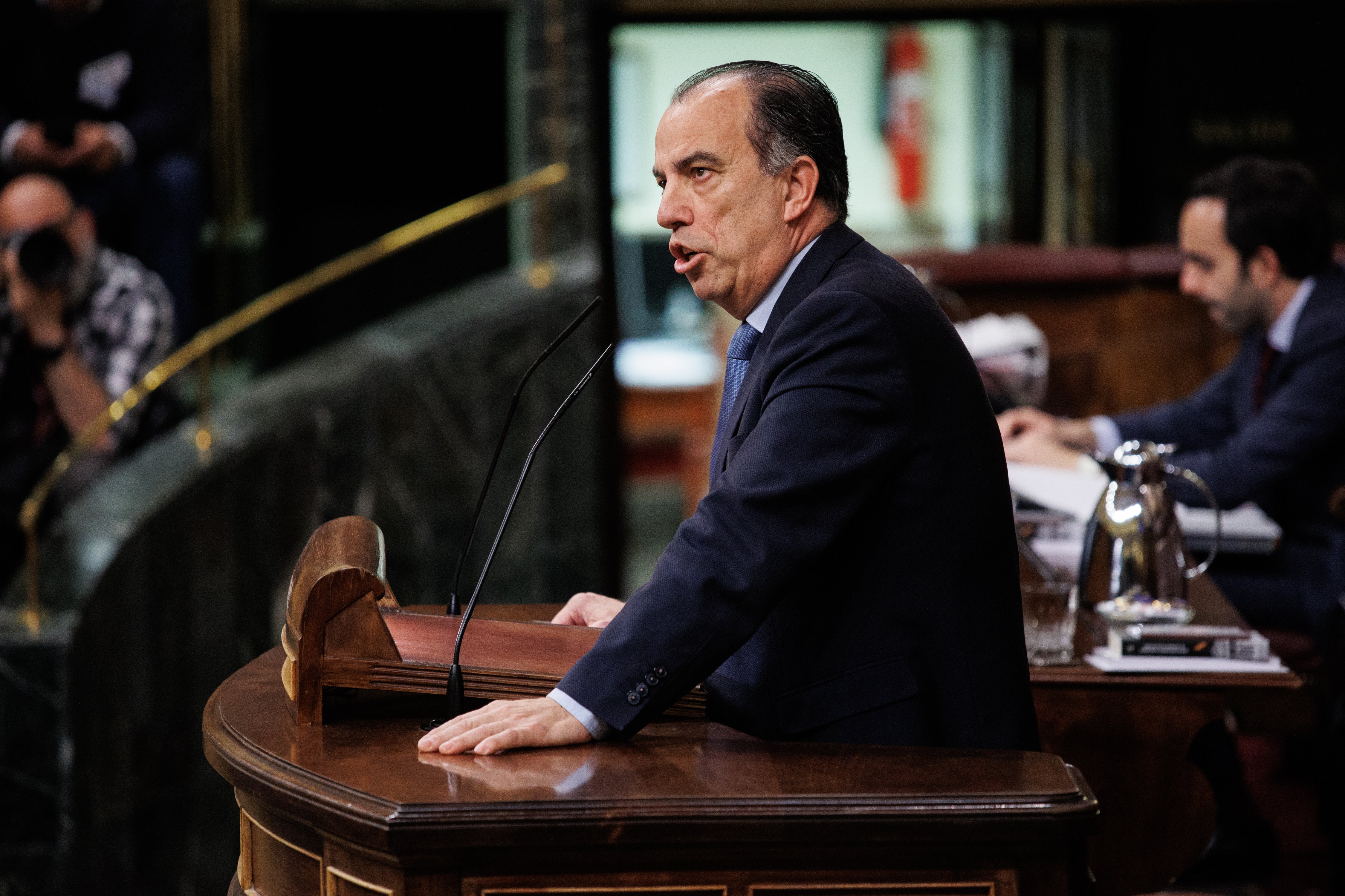 El candidato a la alcaldia de Pamplona pro el PP y Diputado en cortes, Carlos Garcia Adanero, interviene durante un debate de la moción de censura