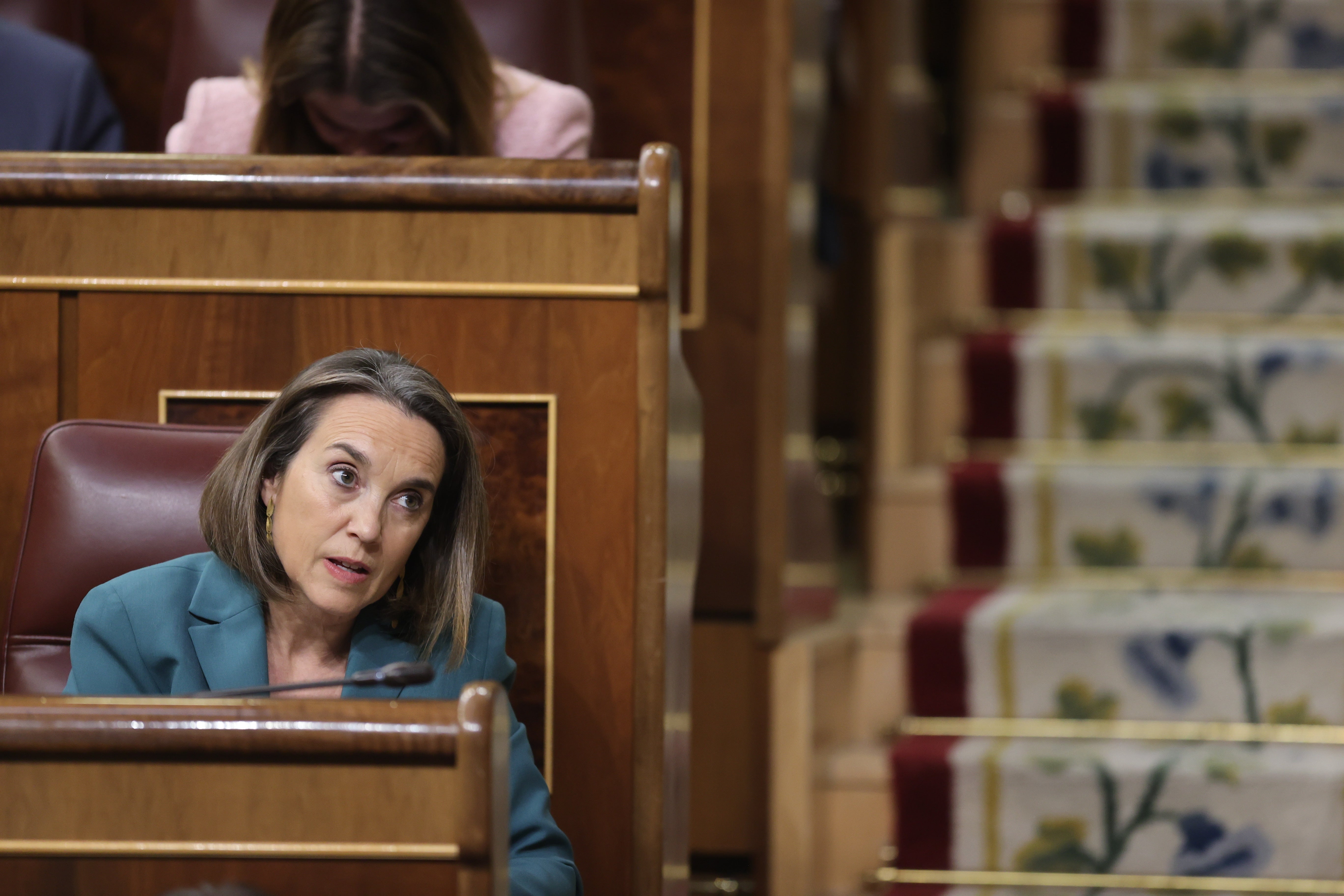 La portavoz del PP, Cuca Gamarra, escucha las intervenciones durante la moción de censura