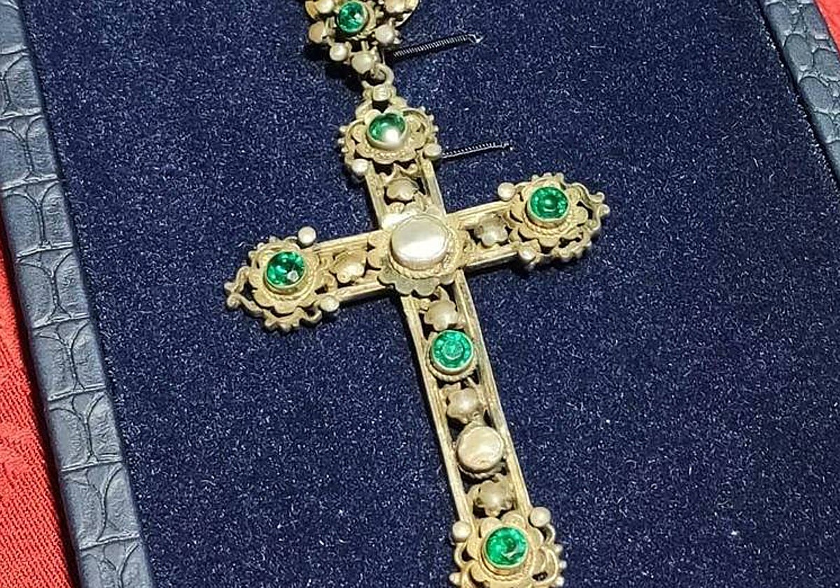 La cruz que los hermanos costaleros ofrecen a la Virgen de Gracia y Amparo