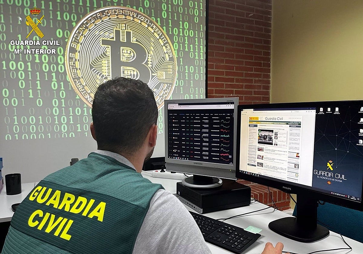 Un agente de la Guardia Civil en su puesto de trabajo