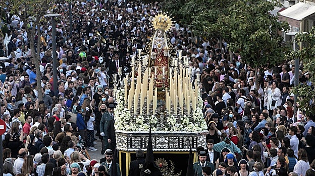 La Virgen de los Dolores avanza por las calles