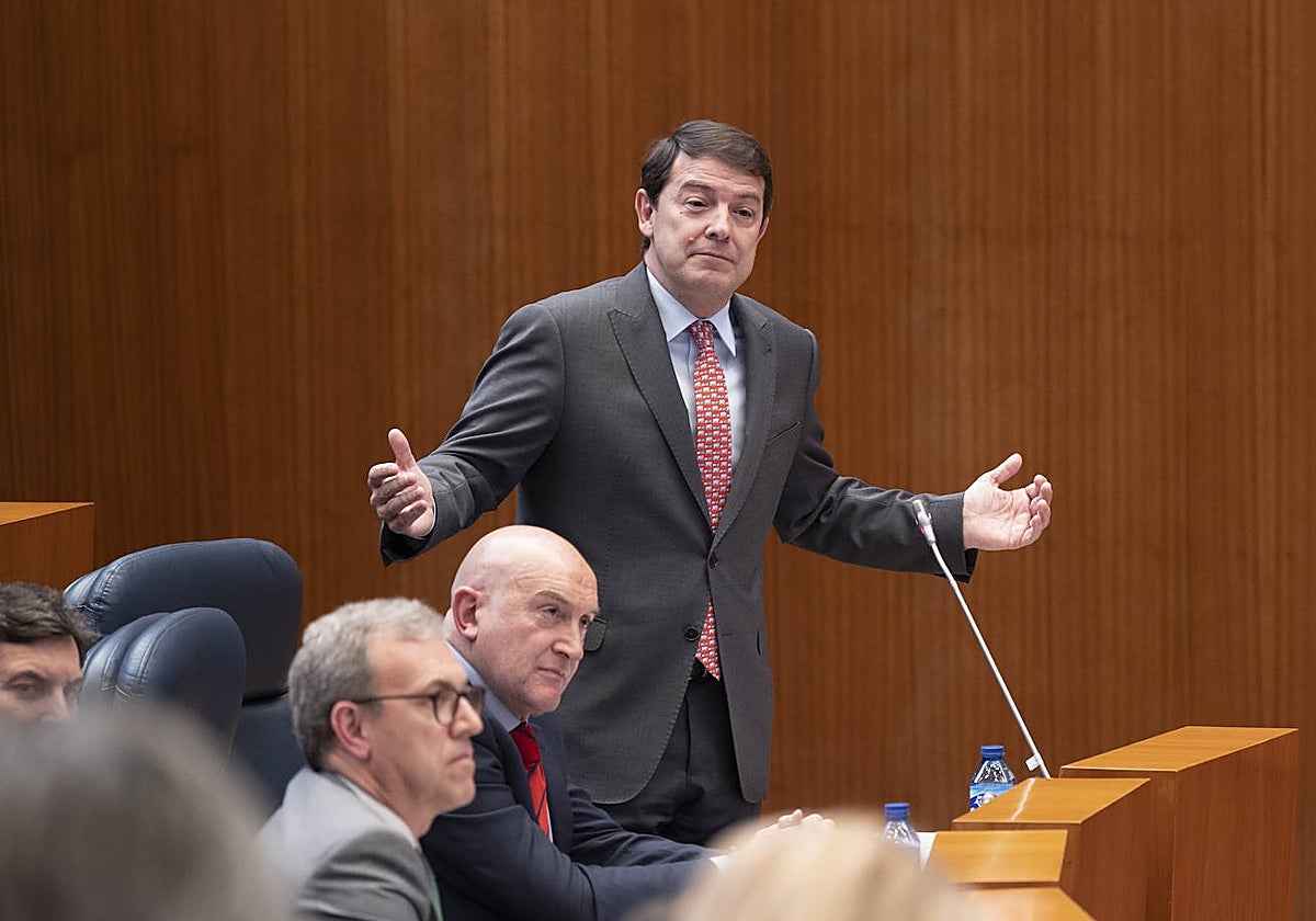 El presidente de la Junta, Alfonso Fernández Mañueco, en el Pleno de las Cortes de Castilla y León