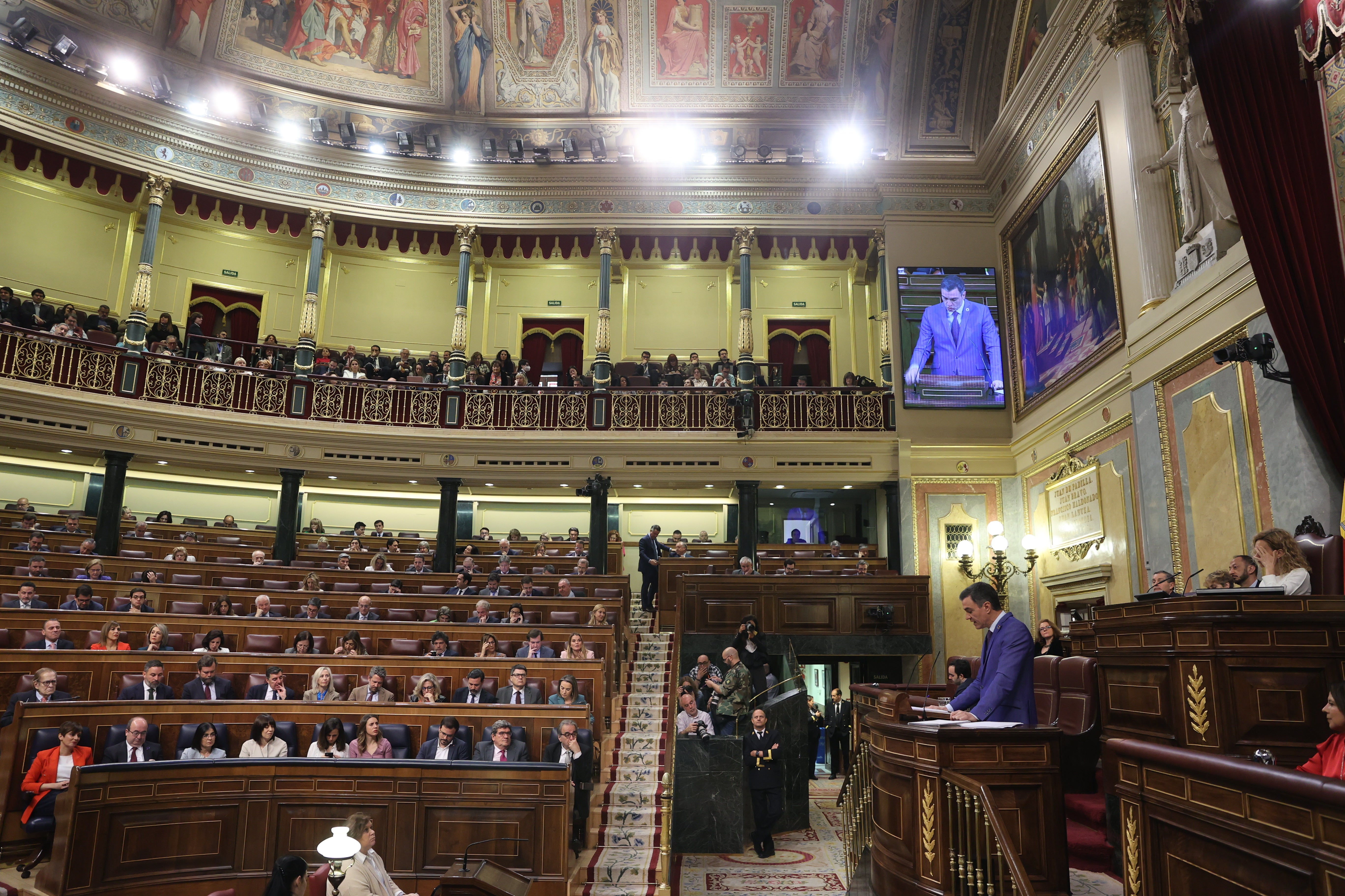 El pleno del Congreso escucha la intervención del presidente del Gobierno, Pedro Sánchez