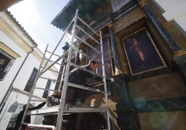 El Ayuntamiento de Córdoba coloca los lienzos del popular altar de San Rafael de la calle Lineros