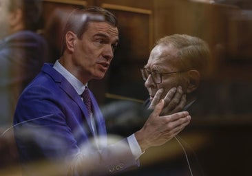 Sánchez ocupa el debate con casi tres horas de intervención y Tamames le afea el abuso del tiempo