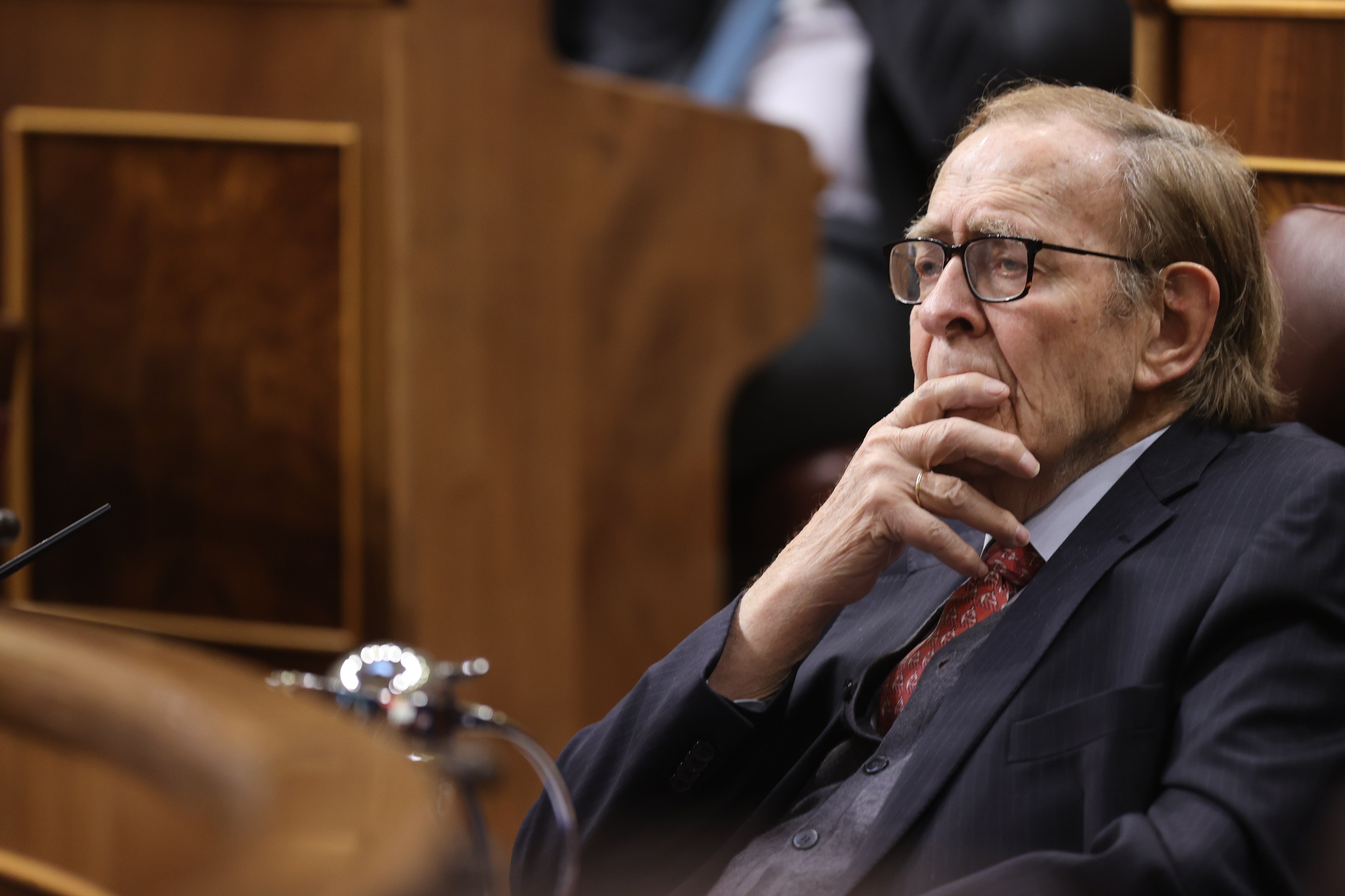 Ramón Tamames, sentado en el escaño de Abascal, escucha las intervenciones del debate de la moción de censura