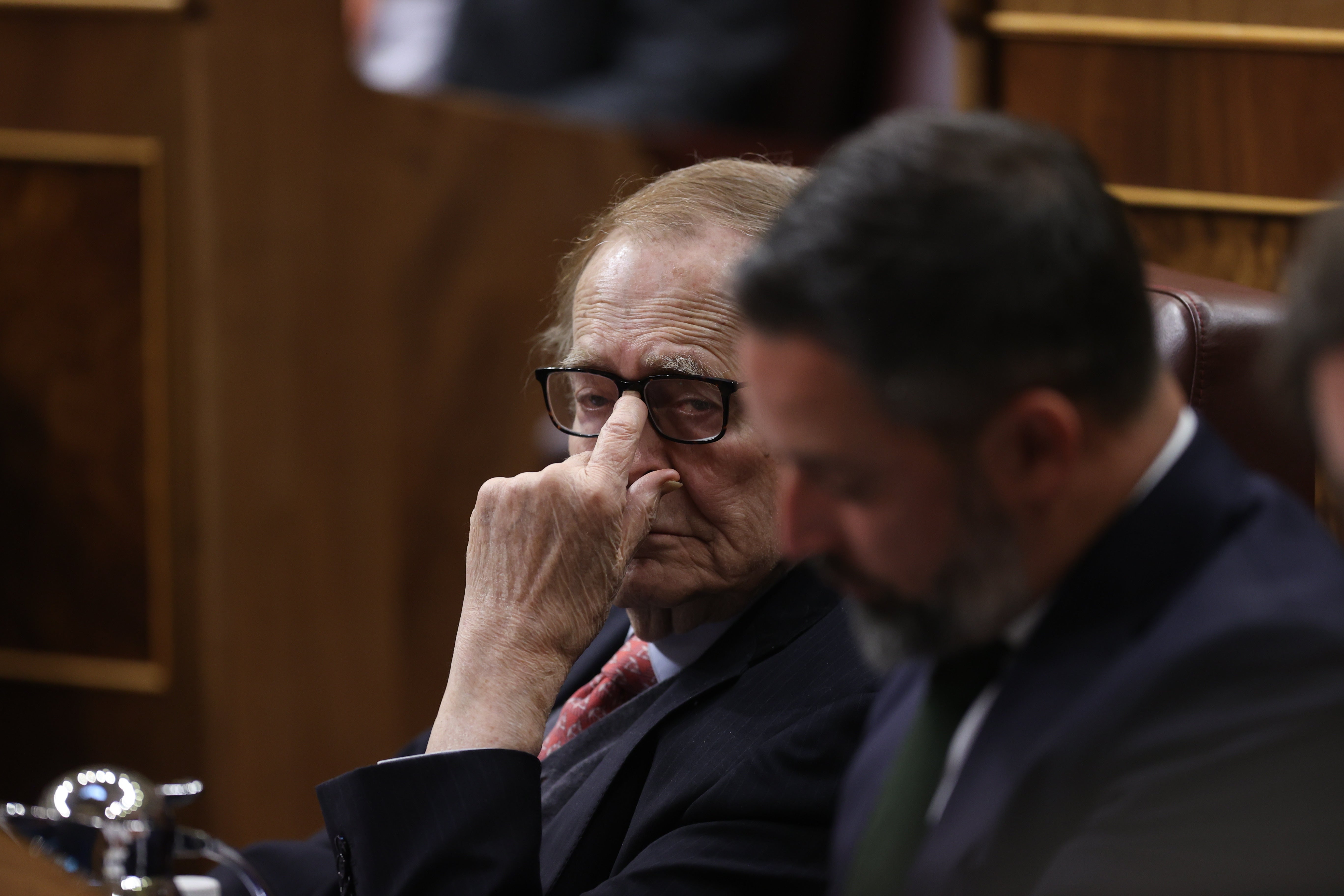 Ramon Tamames, junto a Santiago Abascal, en la moción de censura