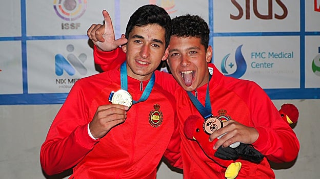 Juan Antonio García posa con una de sus medallas