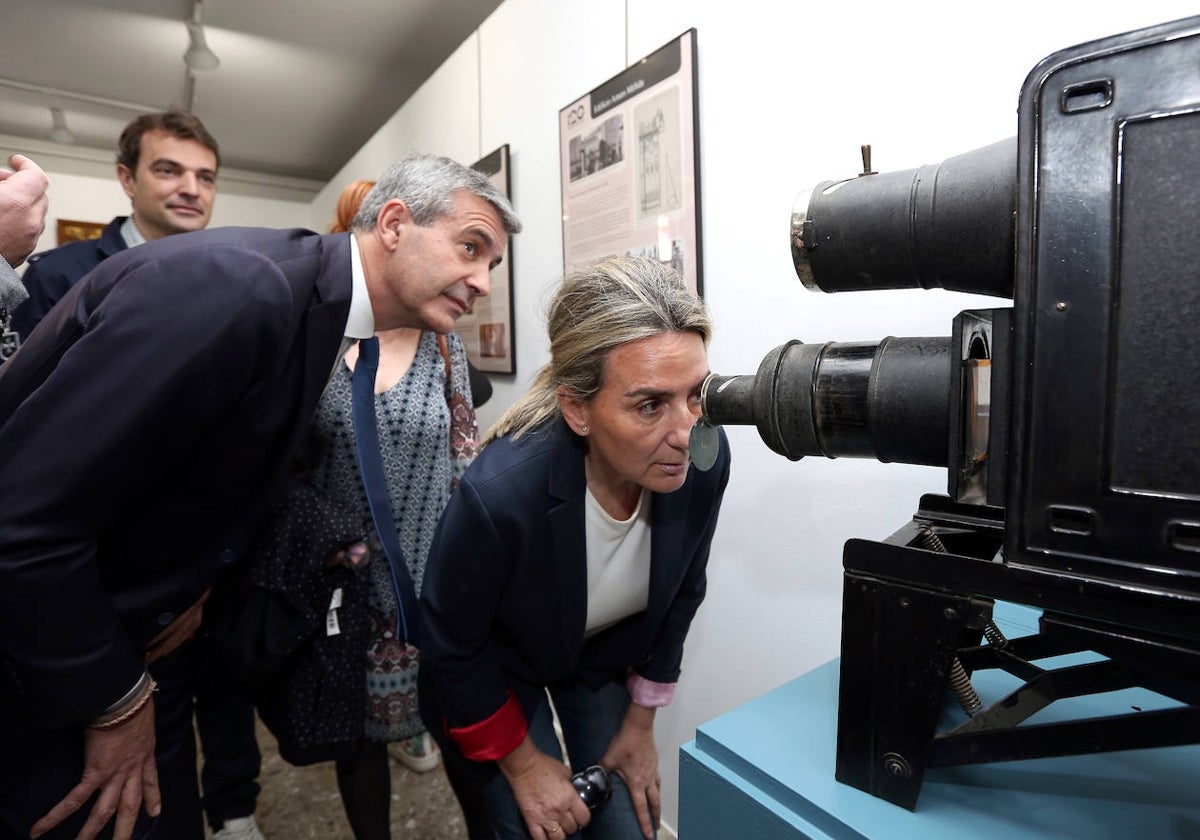 La alcaldesa y el presidente de la Diputación, en la inauguración de la muestra