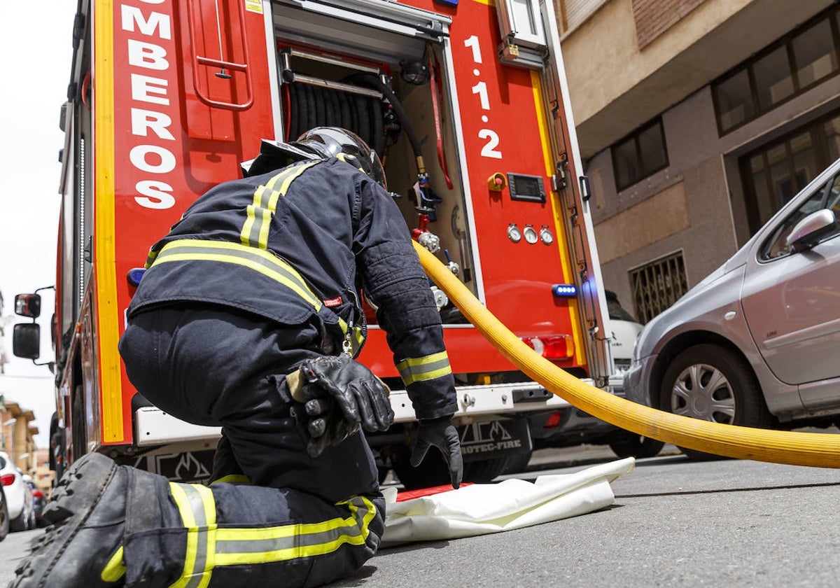 Un incendio quema decenas de vehículos en el interior de una nave a las afueras de Vallelado (Segovia)