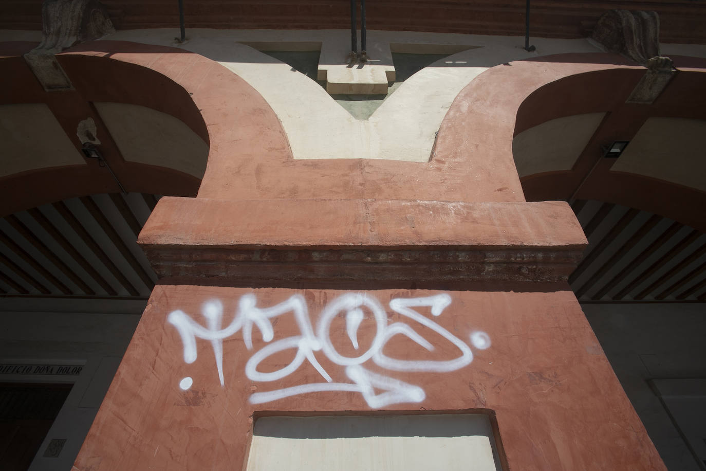 El deterioro de los pilares de la plaza de la Corredera de Córdoba, en imágenes