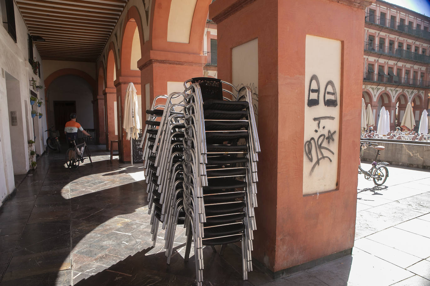 El deterioro de los pilares de la plaza de la Corredera de Córdoba, en imágenes