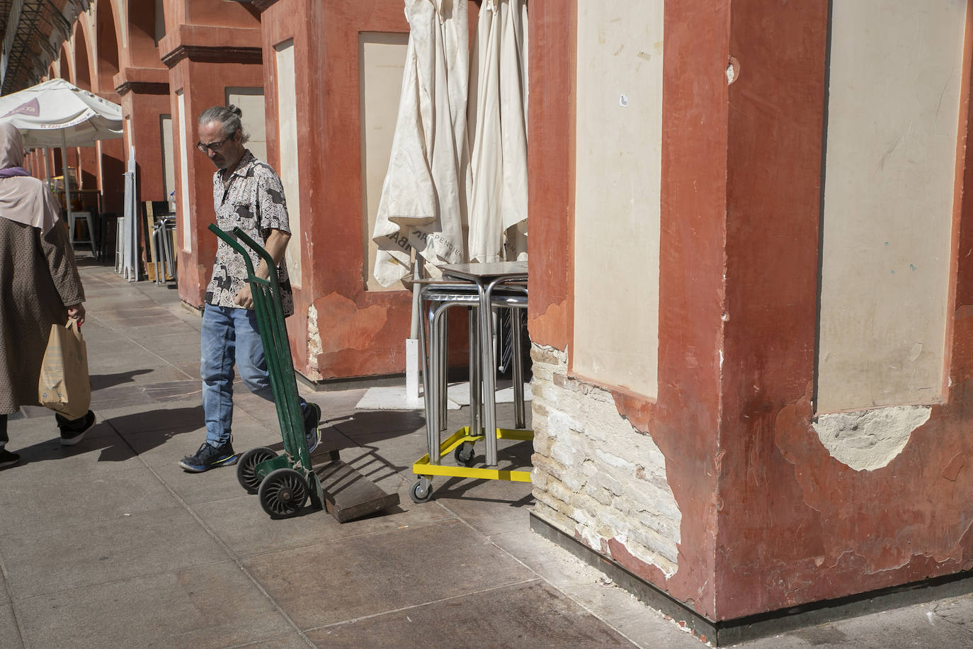 El deterioro de los pilares de la plaza de la Corredera de Córdoba, en imágenes