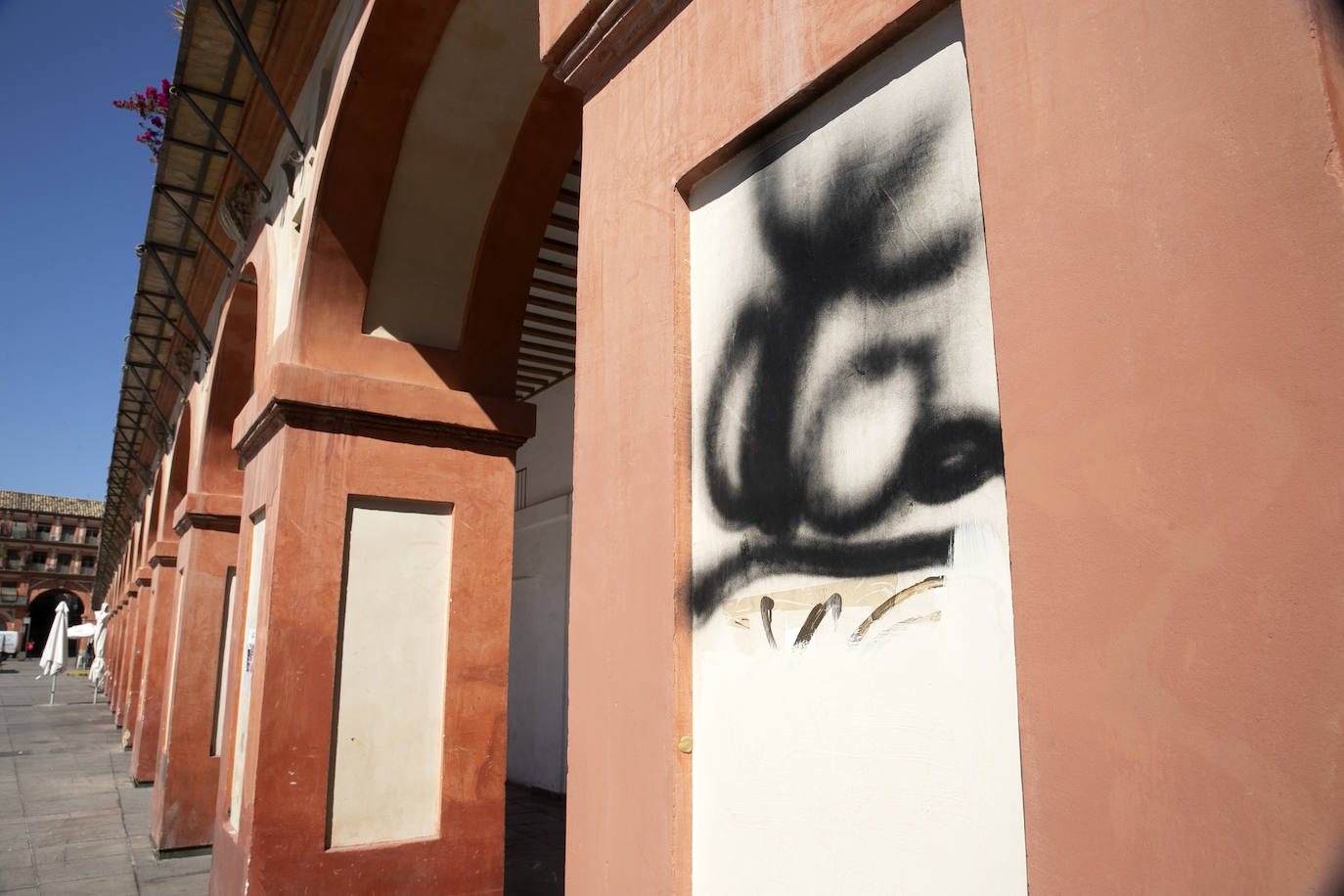 El deterioro de los pilares de la plaza de la Corredera de Córdoba, en imágenes