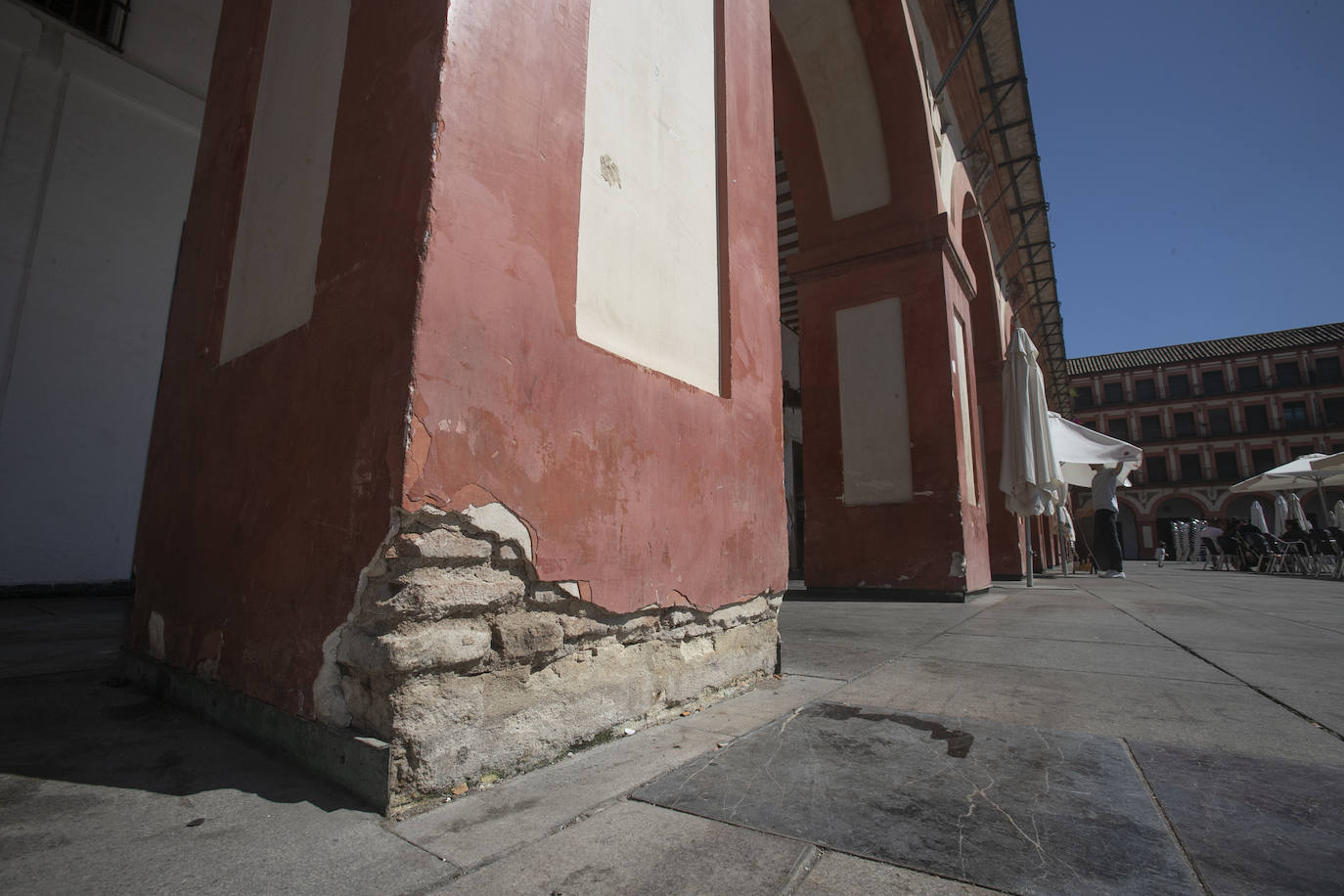 El deterioro de los pilares de la plaza de la Corredera de Córdoba, en imágenes