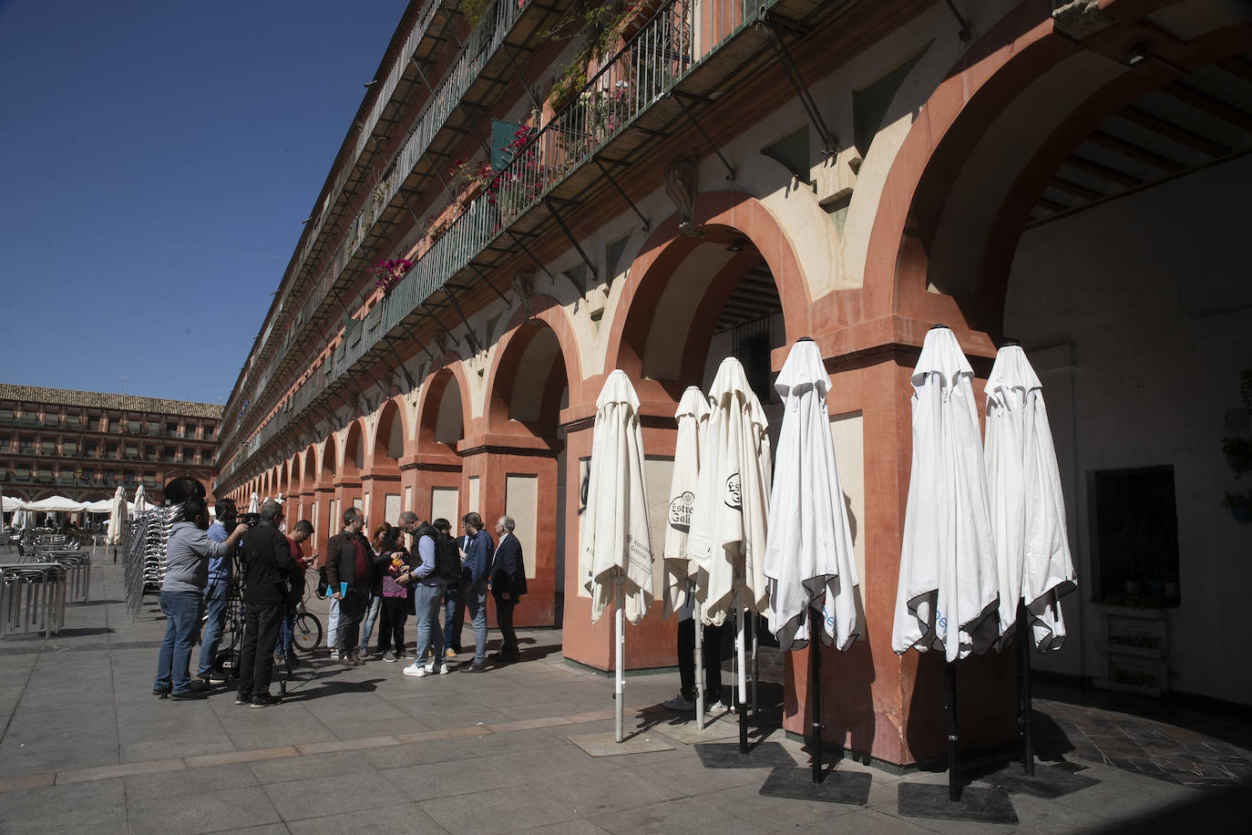 El deterioro de los pilares de la plaza de la Corredera de Córdoba, en imágenes