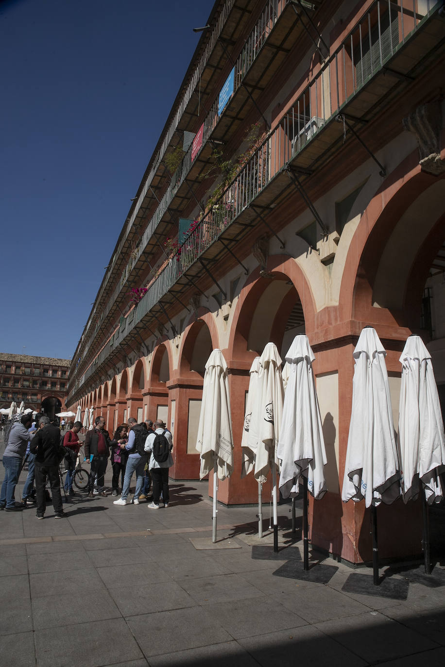 El deterioro de los pilares de la plaza de la Corredera de Córdoba, en imágenes