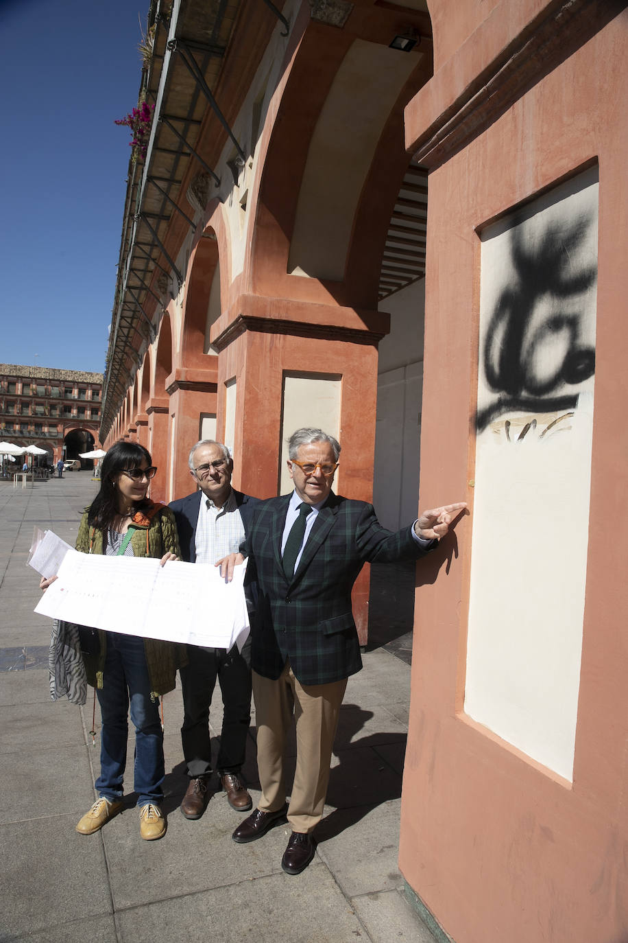 El deterioro de los pilares de la plaza de la Corredera de Córdoba, en imágenes