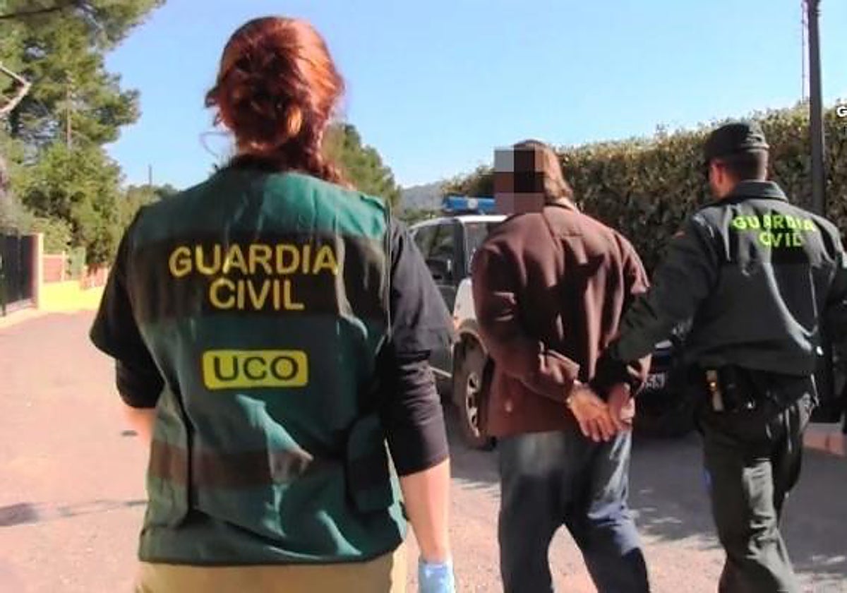 Imagen de archivo de una agente de la Guardia Civil que utilizó la estafadora para engañar a su amante por Tinder