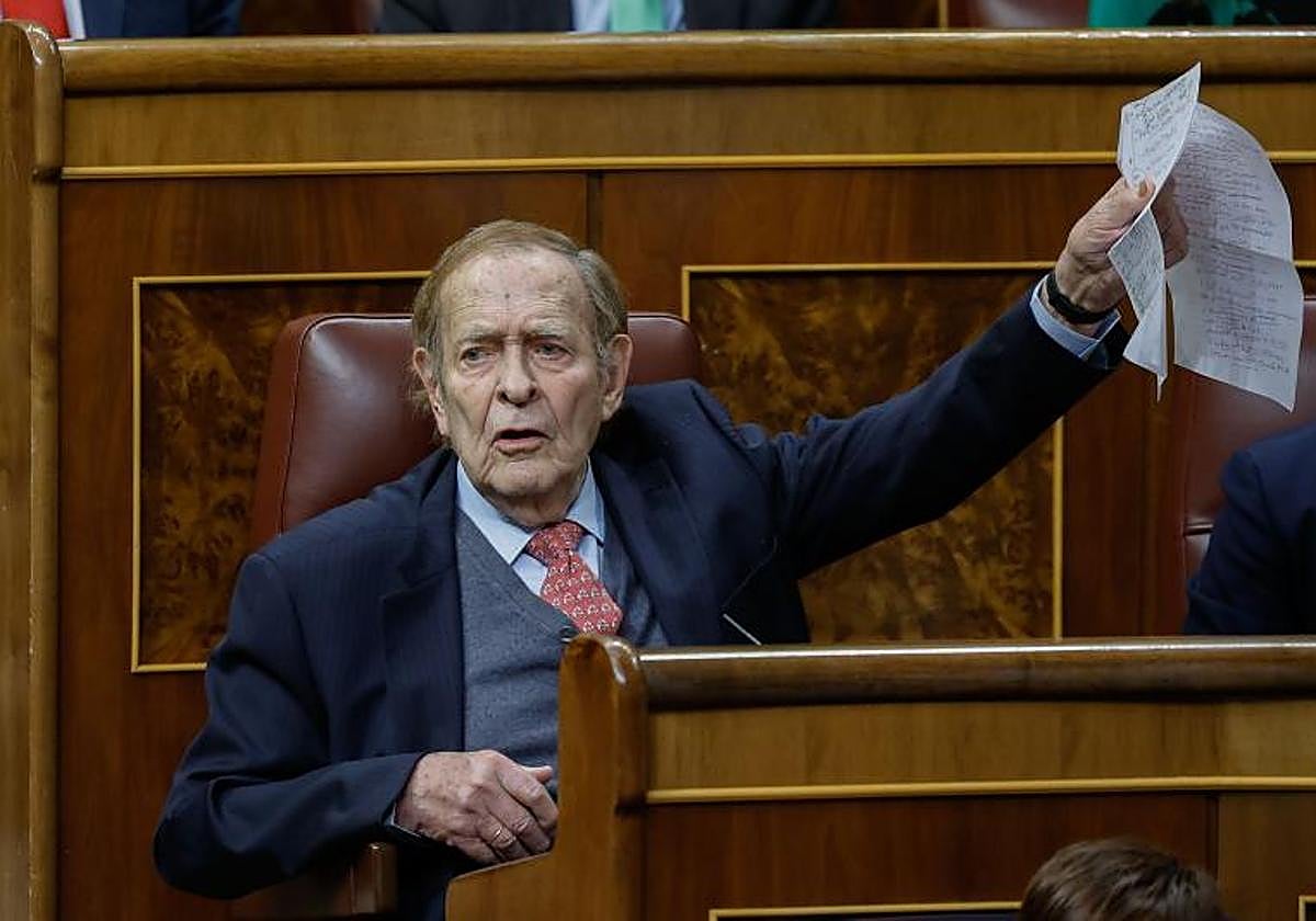 El profesor Ramón Tamames levanta sus notas en su respuesta durante la moción de censura