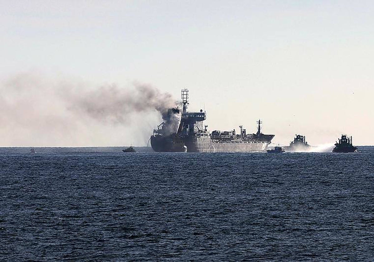 El barco incendiado estaba este jueves a 20 kilómetros de la costa portuguesa