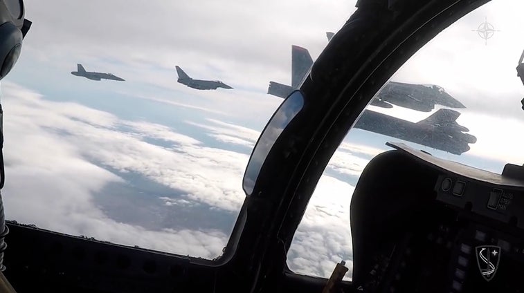 Vídeo: Un F-18 español escolta a un B-52 de EE.UU.