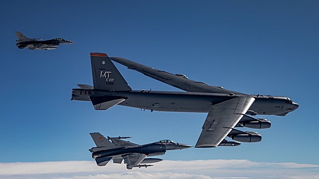 Imagen de un F-16 belga acompañando a un B-52 de EE.UU., en una imagen de archivo