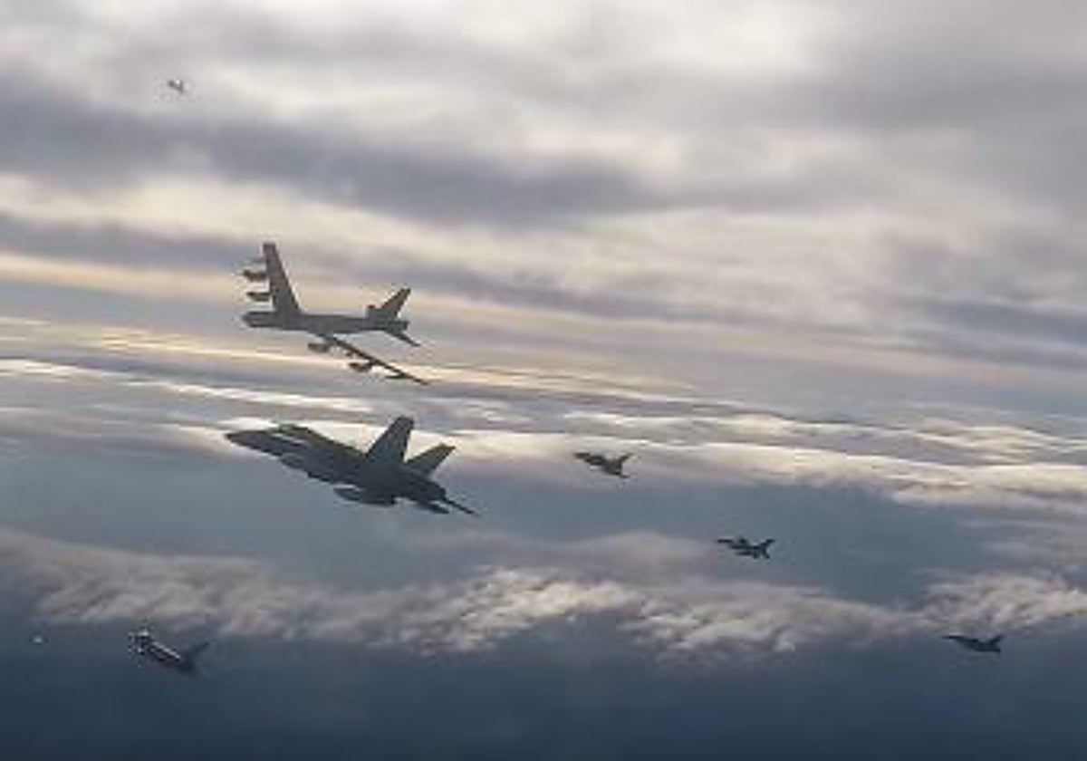 Imagen de la escolta del bombardero B-52
