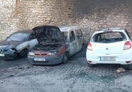 Incendio Córdoba | Cuatro coches calcinados en dos fuegos casi simultáneos en Baena