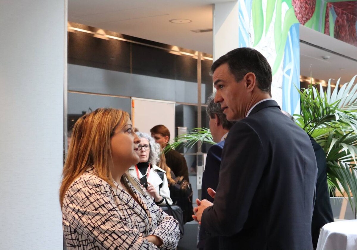 Iratxe García, portavoz socialista en el Parlamento Europeo, conversa con Pedro Sánchez en Bruselas