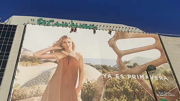 Los activistas descienden por la fachada de El Corte Ingés