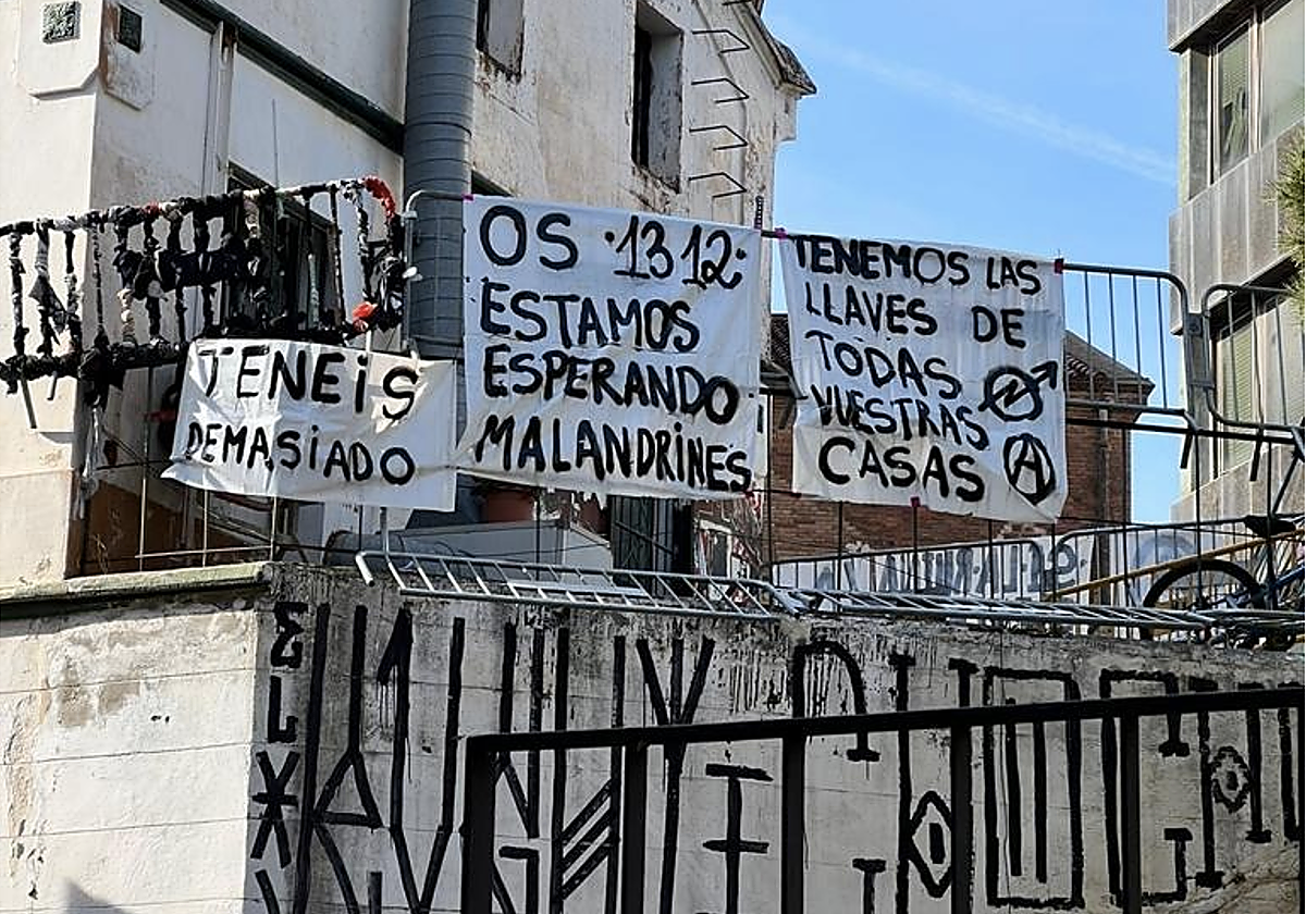 Uno de los dos edificios okupados en el barrio de San Gervasio de Barcelona y que este jueves debía ser desalojado pero su lanzamiento ha sido suspendido por el juzgado