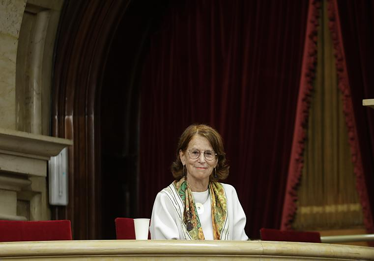 Esther Giménez-Salinas, en la tribuna de invitados del Parlamento de Cataluña, en junio de 2022