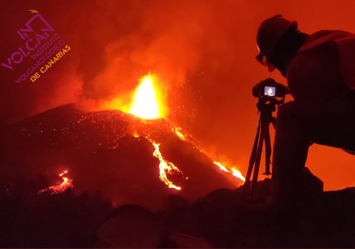 Profesional del Involcán registra la actividad del volcán de Tajogaite en La Palma