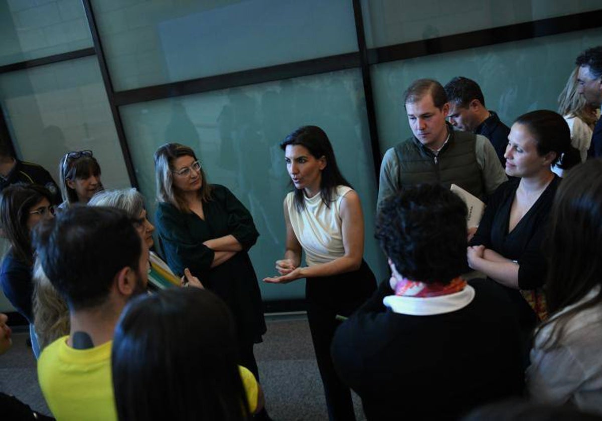 Rocío Monasterio, con un grupo de periodistas en los pasillos de la Asamblea de Madrid